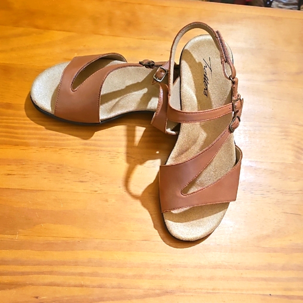 Trotters Riva Tan leather sandals size 10 extra wide